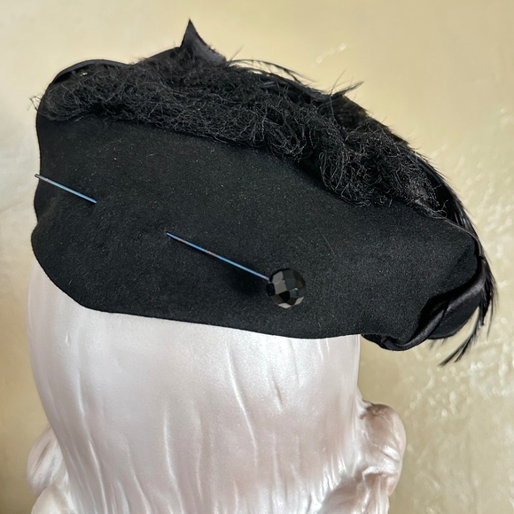 SPLENDID 1940s\' BLACK HAT WITH ROOSTER FEATHERS, SATIN BANDS, HAT PIN + VEILING main image 11